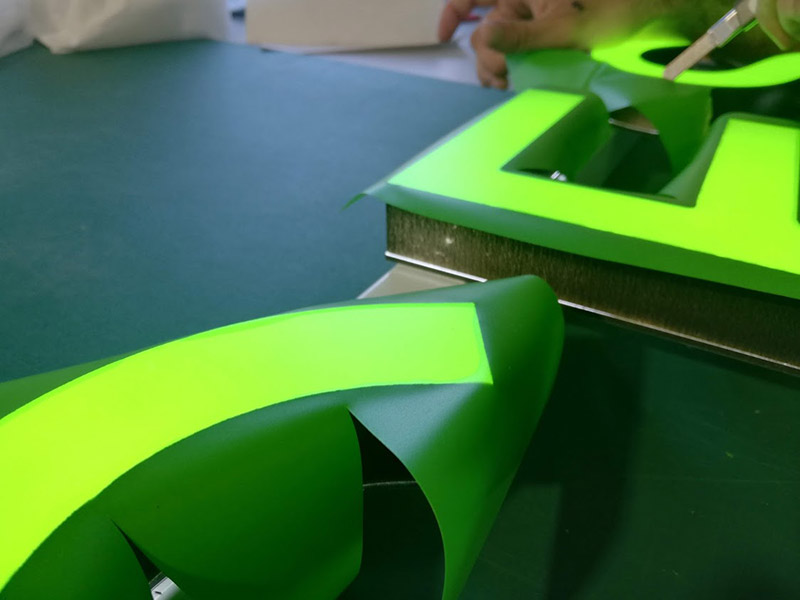 fabrication enseigne adhesif