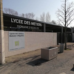 lettres-decoupees-acier-lycee.jpg