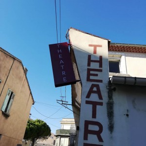 enseigne-drapeau-l-astrolabe-theatre-sorgues-avignon-signarama--signaletique.jpg