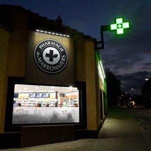 Robion-pharmacie-des-Marronniers--enseigne-signaletique.jpg