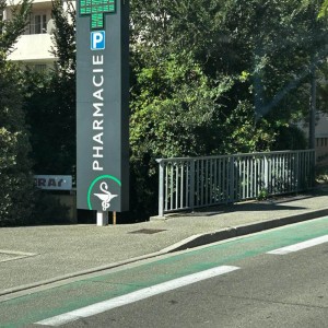 integration-dune-croix-de-pharmacie--dans-un-totem.jpg
